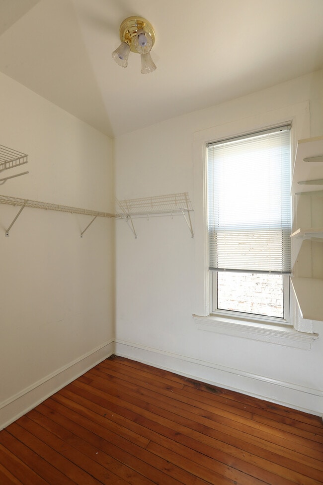 Building Photo - 833 N Winchester Ave