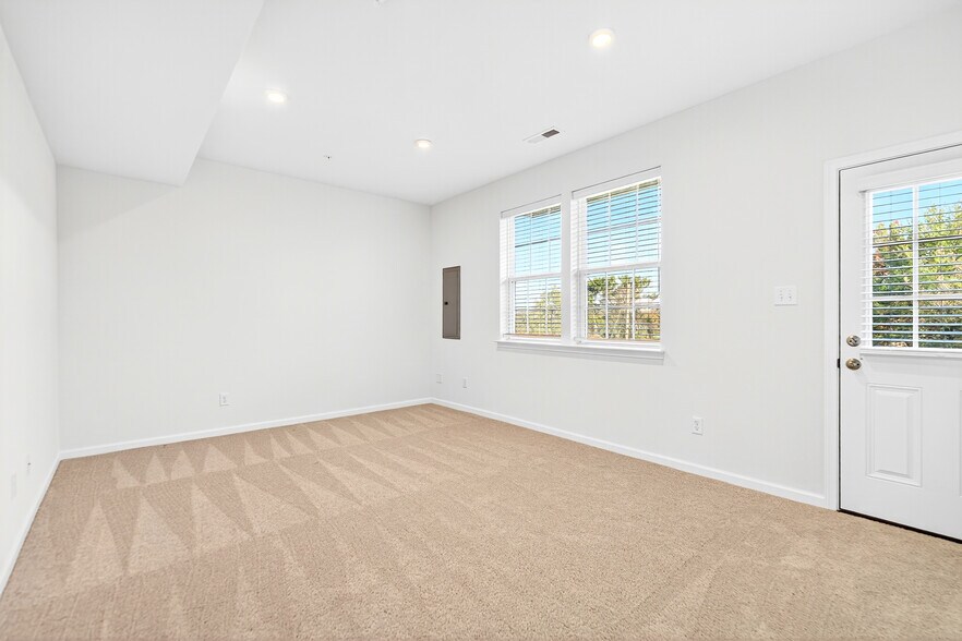 Building Photo - 600 Dana Dr