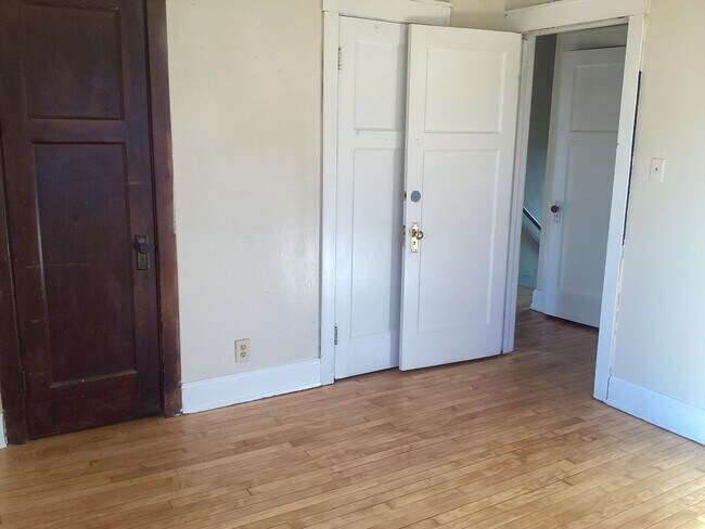 Building Photo - 3 Bedroom Single Family Home