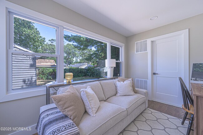 Building Photo - 472 Pinecroft Dr