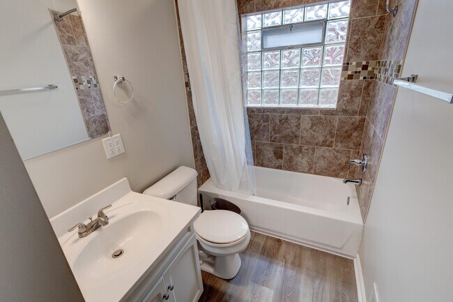 Building Photo - 1409 N Hawthorne Ln