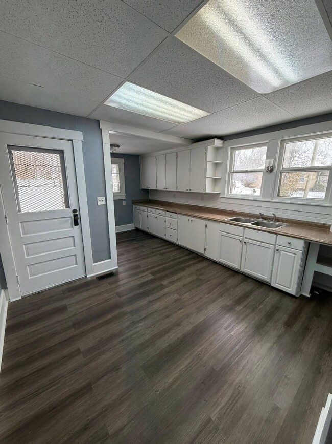 Building Photo - 1930 S River Rd