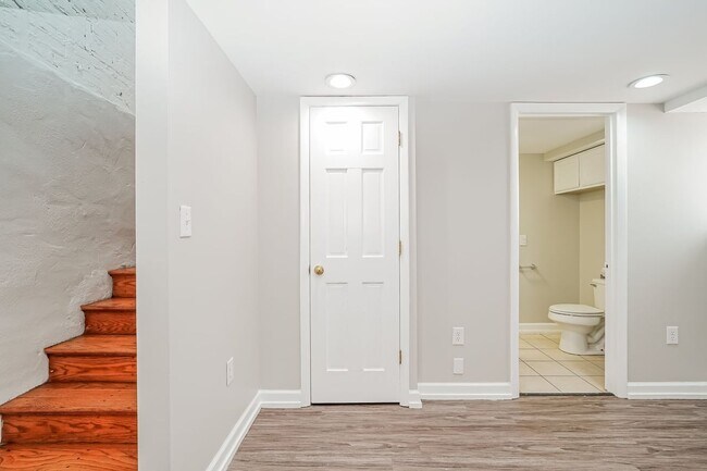 Building Photo - E. Main/802-804 - 804