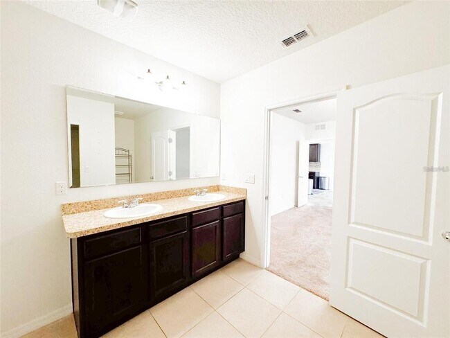 Building Photo - 5525 Forest Ridge Dr