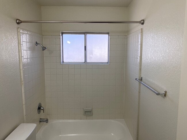 Building Photo - Henderson!!! 4 Bedrooms!! Single Story!! 2 car garage!! Big Back Yard!!! No HOA!! All Appliances!!