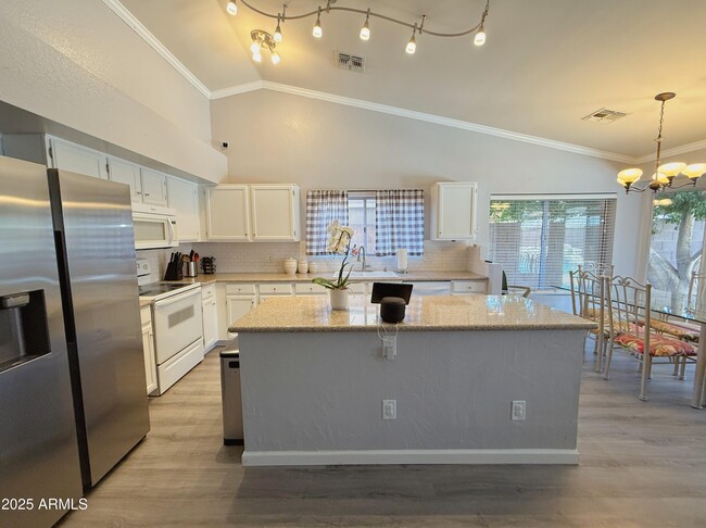 Building Photo - 8403 W Dreyfus Dr