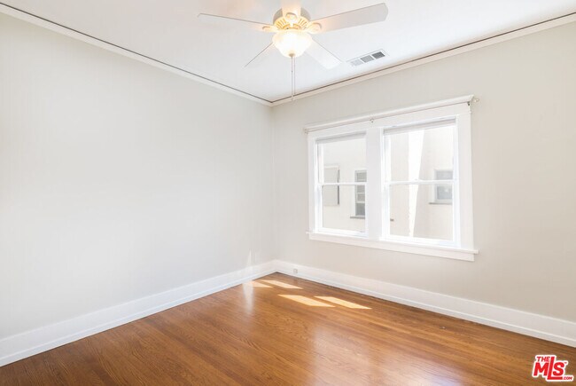 Building Photo - 1109 1/2 Cloverdale Ave