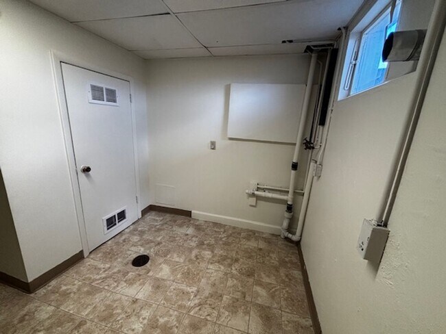 Building Photo - 4 Bedroom 2 Bath Single Family Home In South Cheyenne