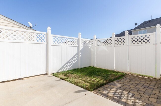 Building Photo - "Charming 3-Bedroom Home with 2 Full Baths in Beautiful Belmont!"