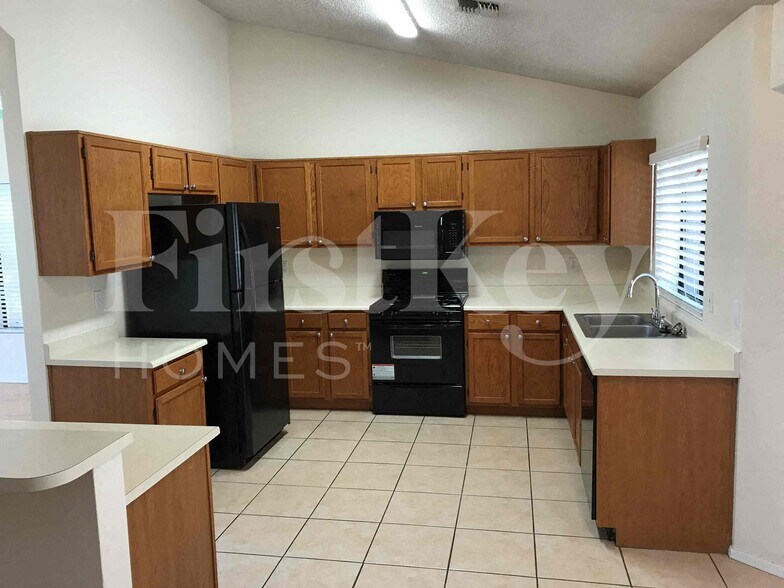 Building Photo - 4110 W Questa Dr