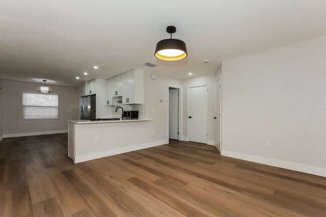 Building Photo - Fully Remodeled 3-Bedroom + Den Home for R...