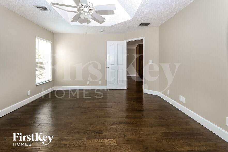 Building Photo - 6484 Robinson St