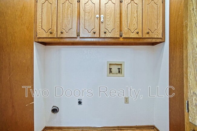 Building Photo - 8910 Oak Valley Dr