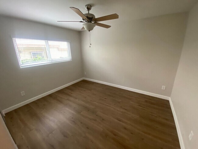 Building Photo - 3 Bed, 2 Bath First Floor Condo in Central...