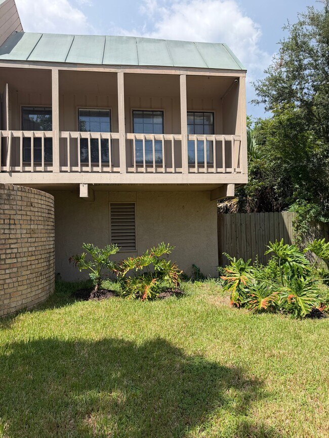 Building Photo - 2305 Lazy Lake Dr