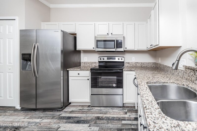 Building Photo - 230 Scrub Jay Dr