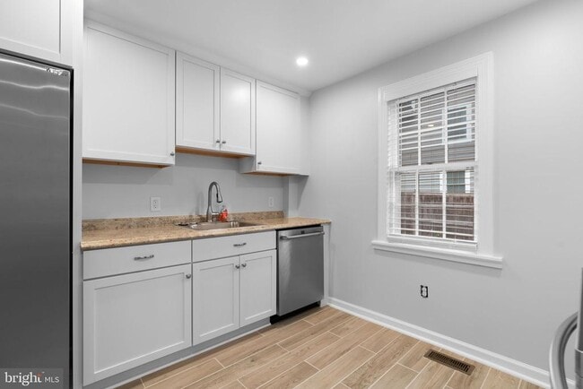 Building Photo - 715 Anderson Ave