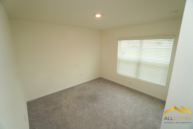 Building Photo - 640 SE 65th Terrace