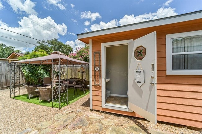 Building Photo - 9910 Pine Lake Dr