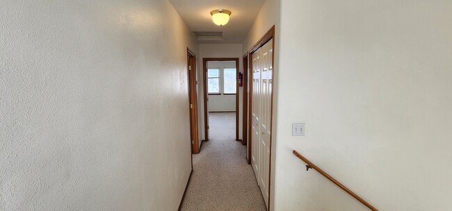 Building Photo - 1326 S Skyline Dr