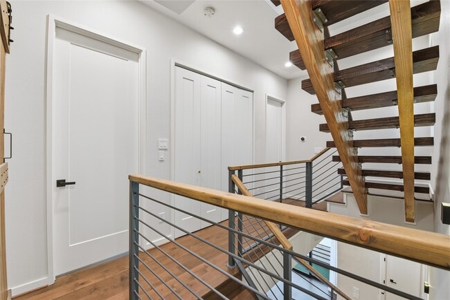 Building Photo - 529 Memorial Heights Dr