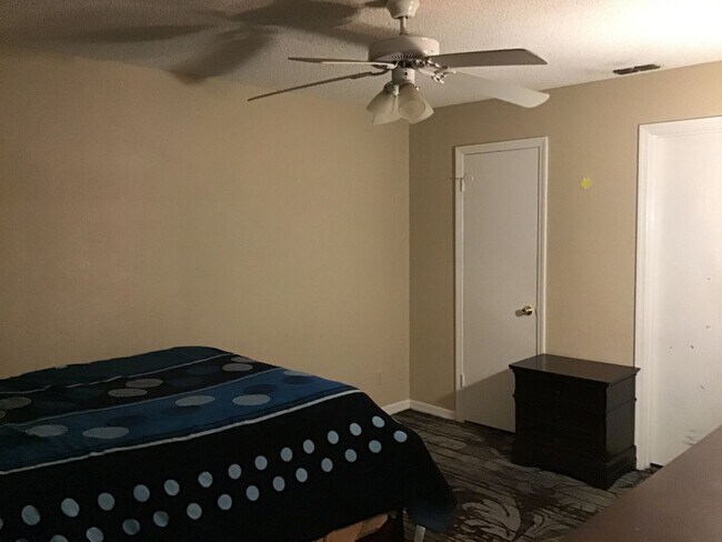 Building Photo - 2 Bedrm (Tradewinds) Condo For Rent ***SEE...