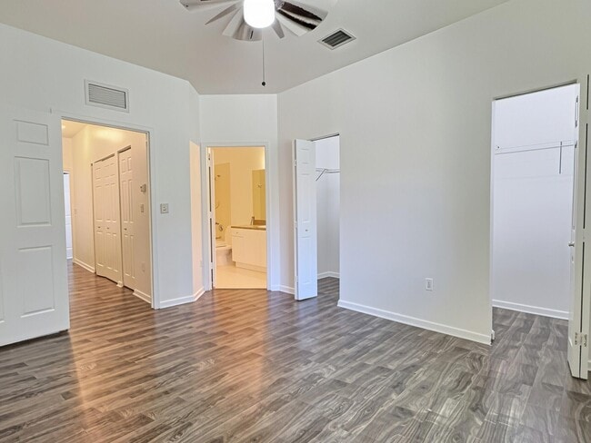 Building Photo - 8833 S Isles Cir