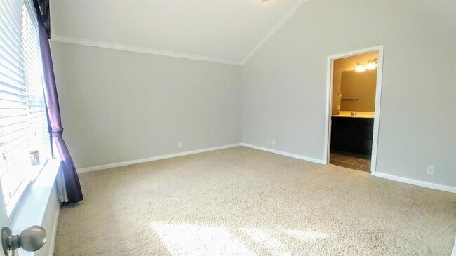 Building Photo - 1620 Bryant Dr