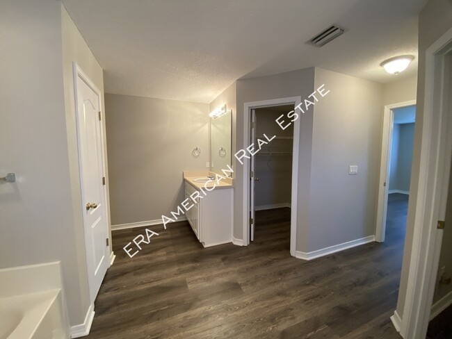 Building Photo - 2110 Bahama Dr