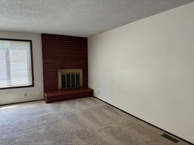 Building Photo - 3 bedroom 2.5 bathroom duplex off Coburg Rd.