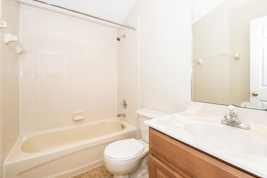 Building Photo - 2452 Willowbend Dr