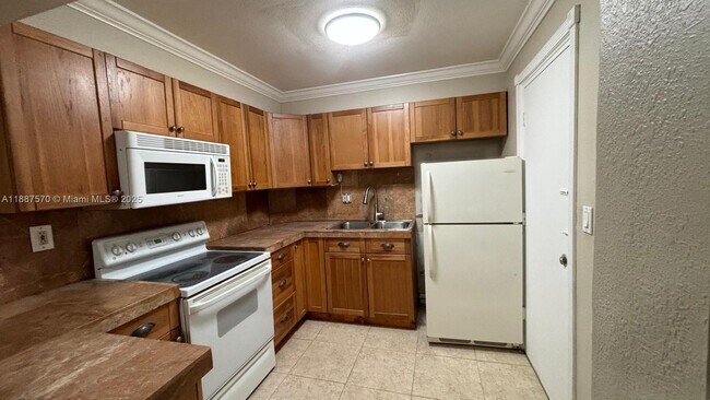 Building Photo - 1913 S Ocean Dr