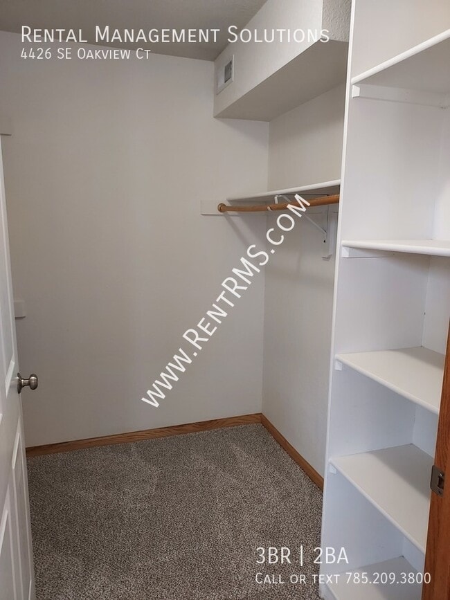 Building Photo - 4426 SE Oakview Ct