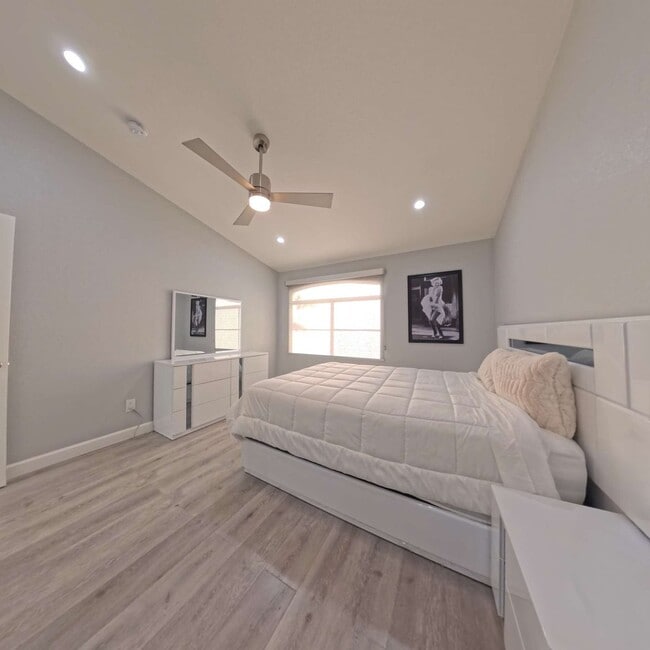 Building Photo - Highly Remodeled | 2nd Floor | Vaulted Ceilings