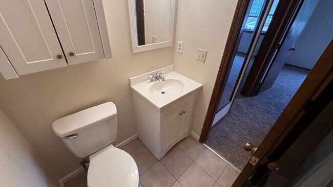 Building Photo - 3 bed 2.5 bath w/ garage, Great location off University and Dry Creek, close to Southglenn Mall a...