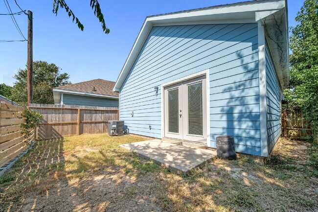 Building Photo - Welcome to this charming Craftsman-style r...