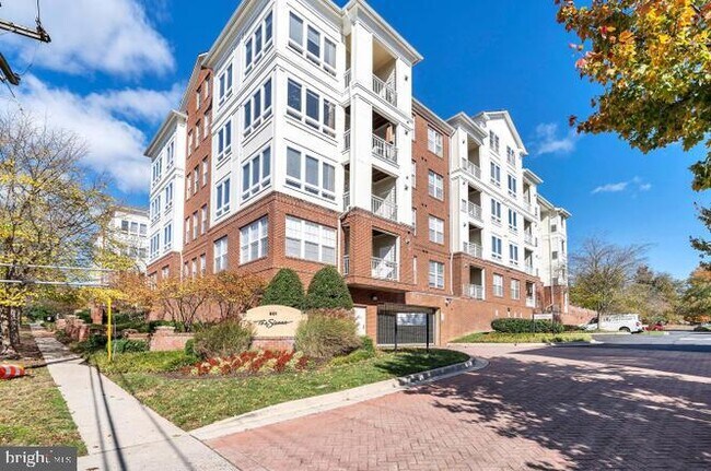 Building Photo - 801 S Greenbrier St