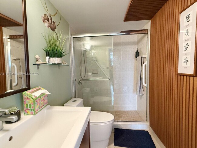 Building Photo - 800 Parkview Dr