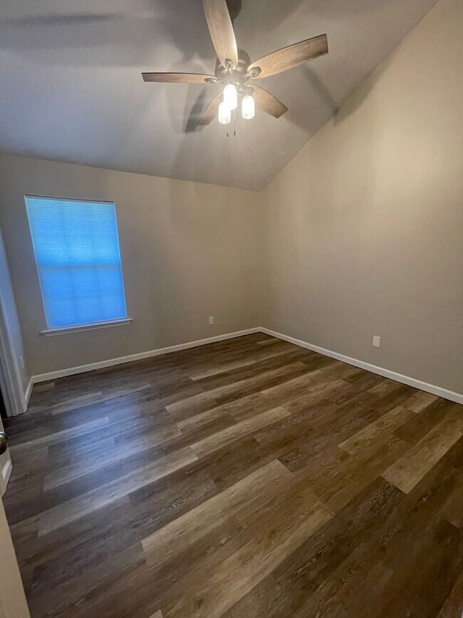 Building Photo - 515 Lakebrink Ct