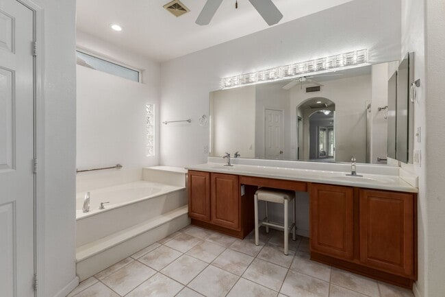 Building Photo - Long term rental in Oakwood with private pool