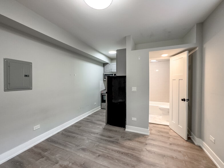 Building Photo - 501 W Belmont Ave