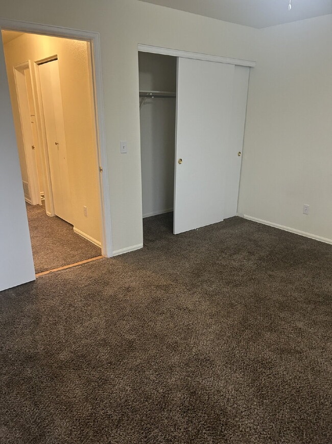 Building Photo - Beautiful 2BR/1.5B Town Home! AVAIL 09/15
