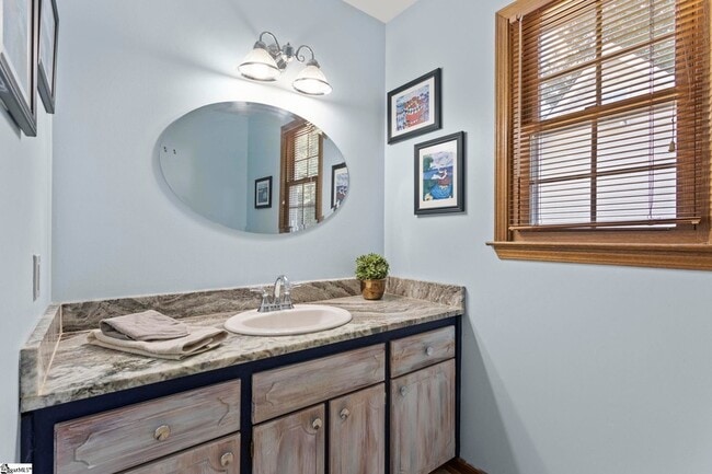 Building Photo - 405 Creek Dr