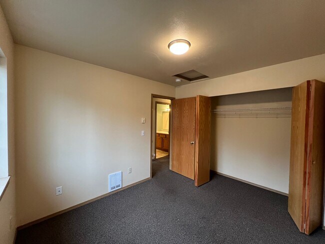 Building Photo - 1121 Humboldt St