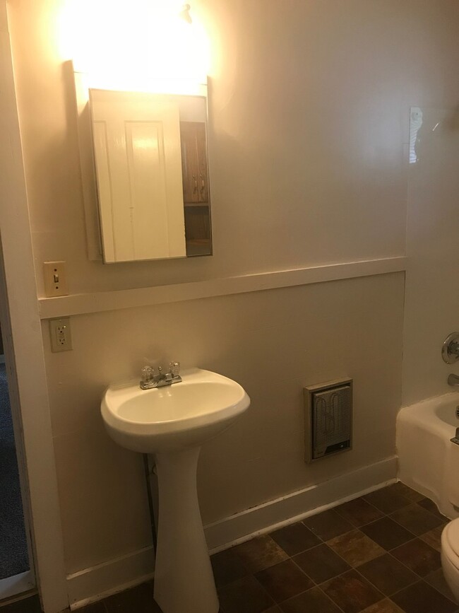 Building Photo - Very clean 3 bedroom/1 bath house in El Do...