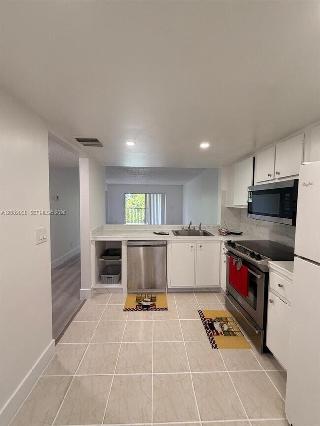 Building Photo - 6575 W Oakland Park Blvd