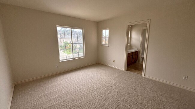 Building Photo - Large lovely home with amazing views!