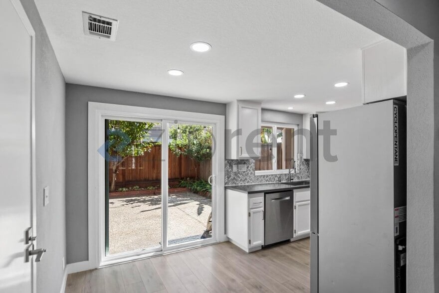 Building Photo - Unit