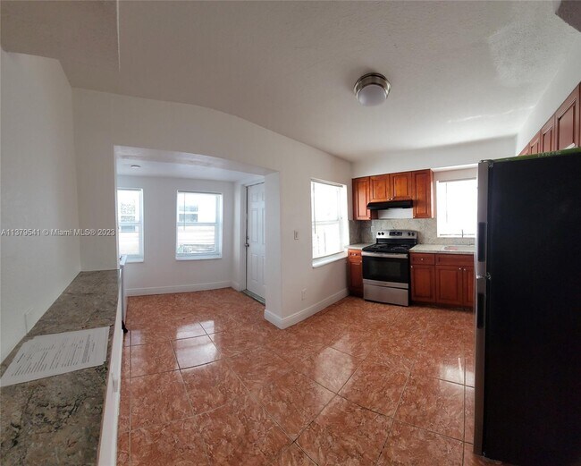 Building Photo - 110 NE 56th St