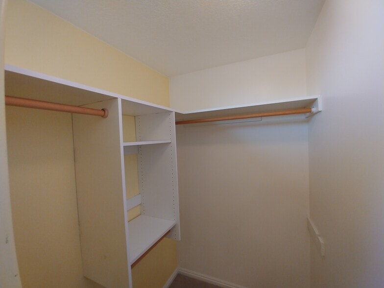 Building Photo - 936 Meadowbrook Dr